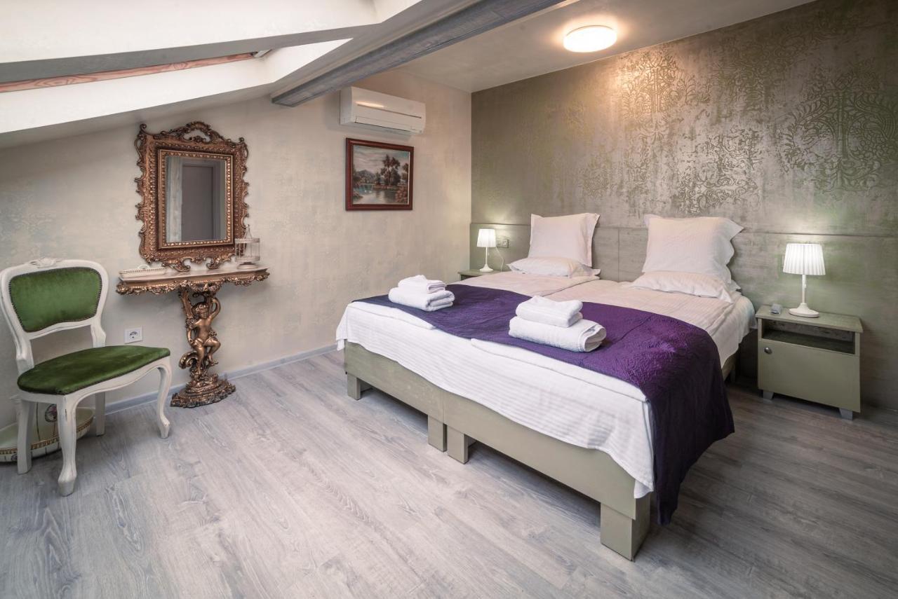 The Gallery Guest House - Garden And Garage Veliko Tŭrnovo Exterior photo